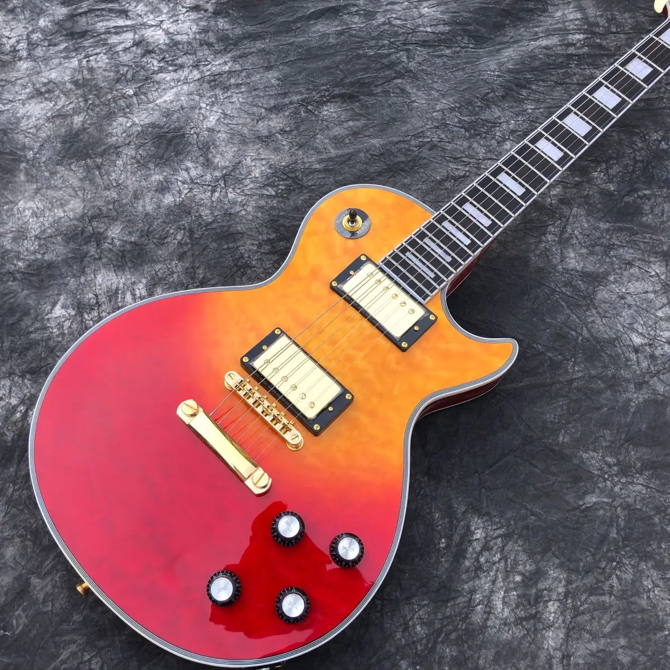 

Custom shop.Electric Guitar.custom 6 stings guitarra.Sunburst color flame maple top gitaar.Gold color hardware.mahogany body