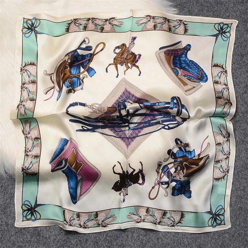 Женский квадратный шарф с изысканным узором