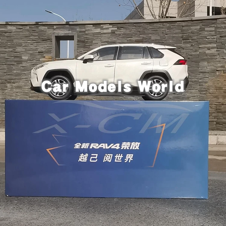 Литая модель автомобиля для всех новых RAV4 1:18 (белый) + небольшой подарок! |