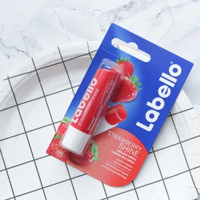 Strawberry 2 шт* Labello ухаживающий бальзам для губ 4,8 г - Цвет: Strawberry