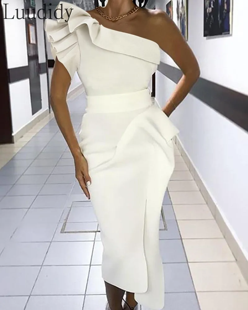 

Женское однотонное асимметривечерние платье на одно плечо с оборками на подоле