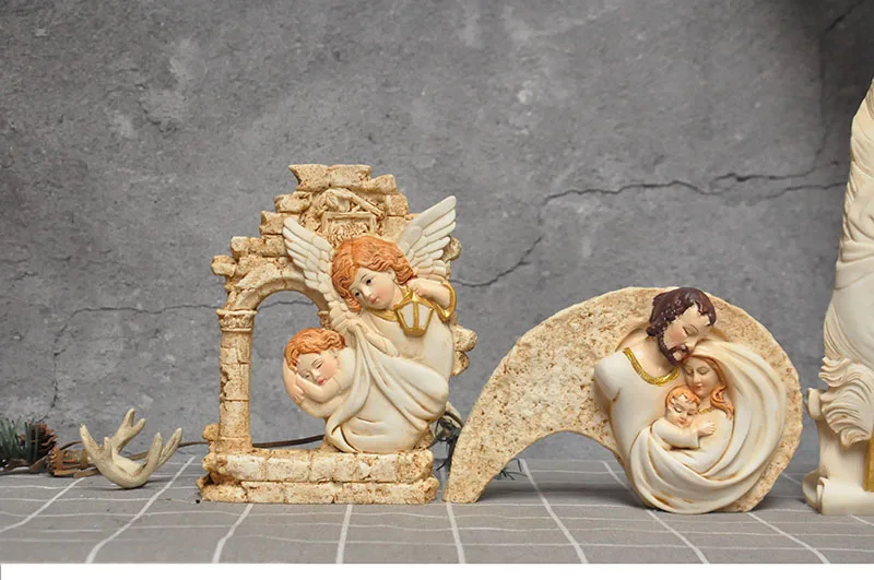 С изображением католической святыни семья три младенческой Девы Мэри Спящая