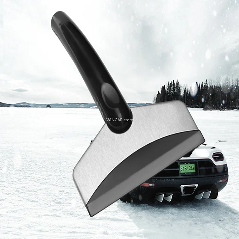 Человек чистит снег с авто. Передвигать снег во дворе. Snow cleaner. Snow cleaner. Janitor cleaning snow.