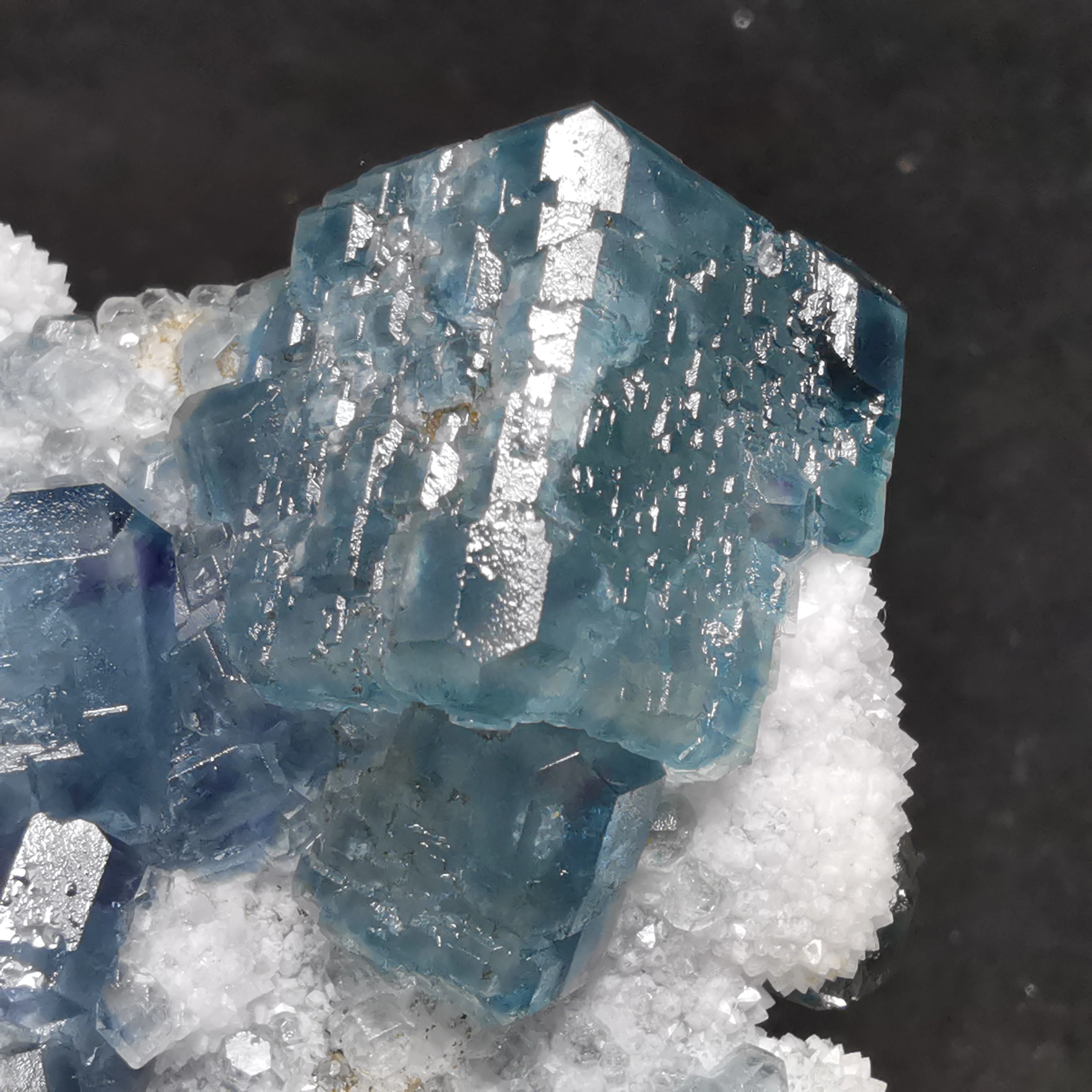 

182.8gNatural rare fluorite cluster mineral crystal sample rock and crystal healing crystal (free box)
