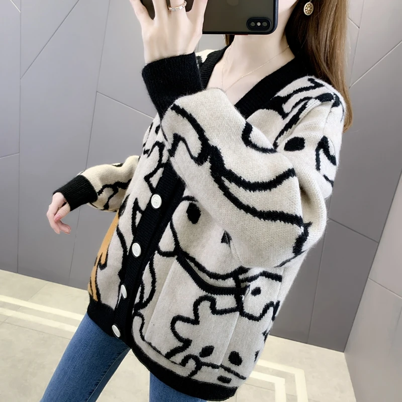 Кардиган трикотажный однотонный с V-образным вырезом и карманами [21227] 50 |