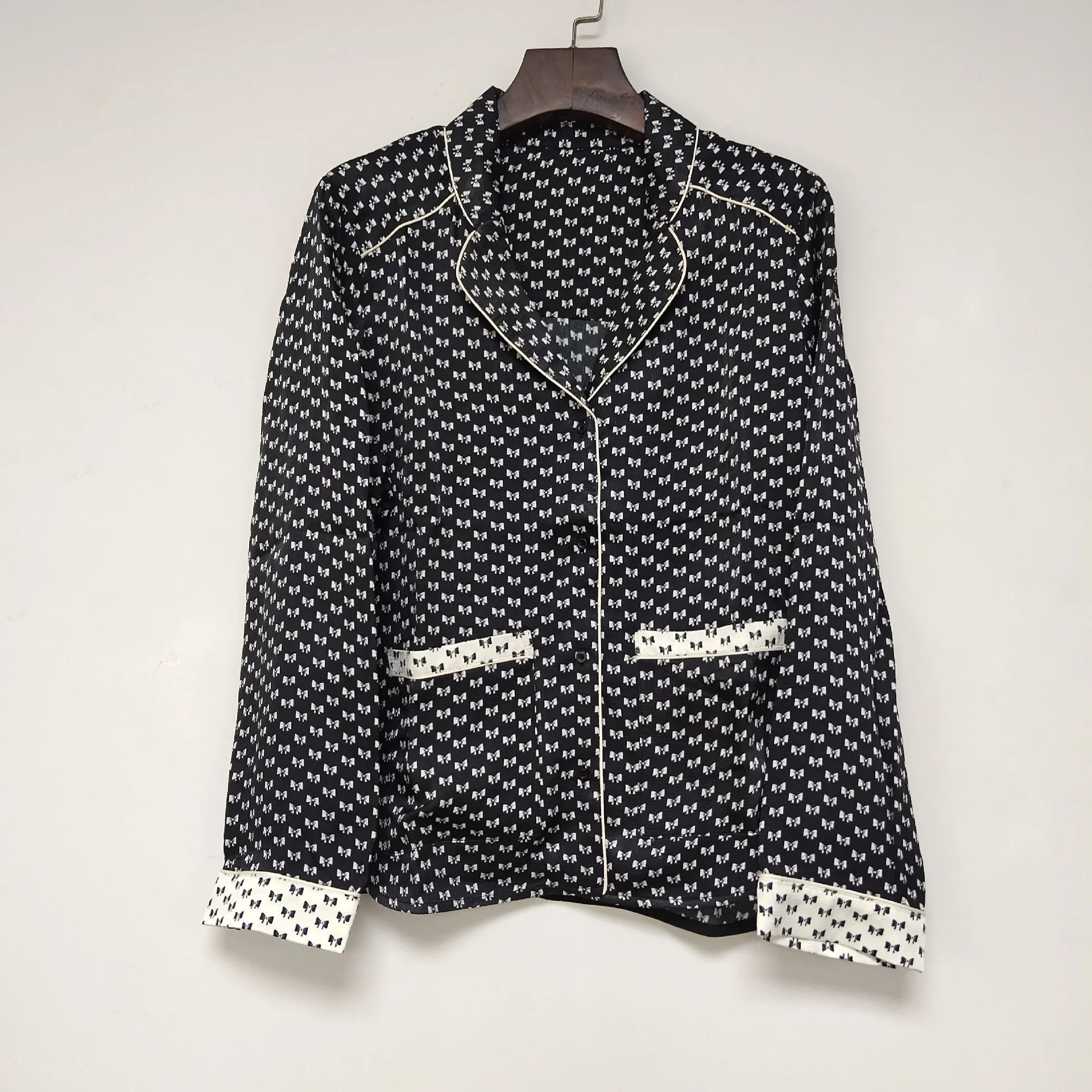 

Women Shirt 2021 Autumn/winter Bow Print Pajama Style Shirt Women Clash-colored Pocket Single Breasted Dress Collar Shirt