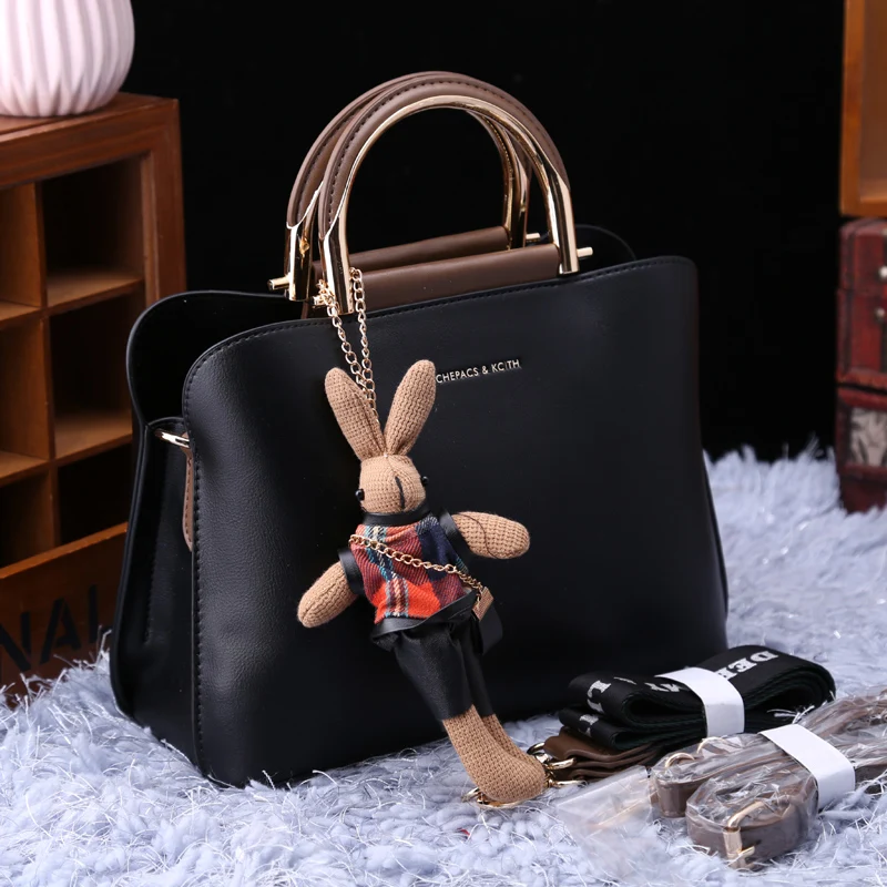 

Torebki Damskie Bear Doll Decoration Cross Body Bag for Women New Fashion Purses and Handbags Luxury Designer Metal Handle metis