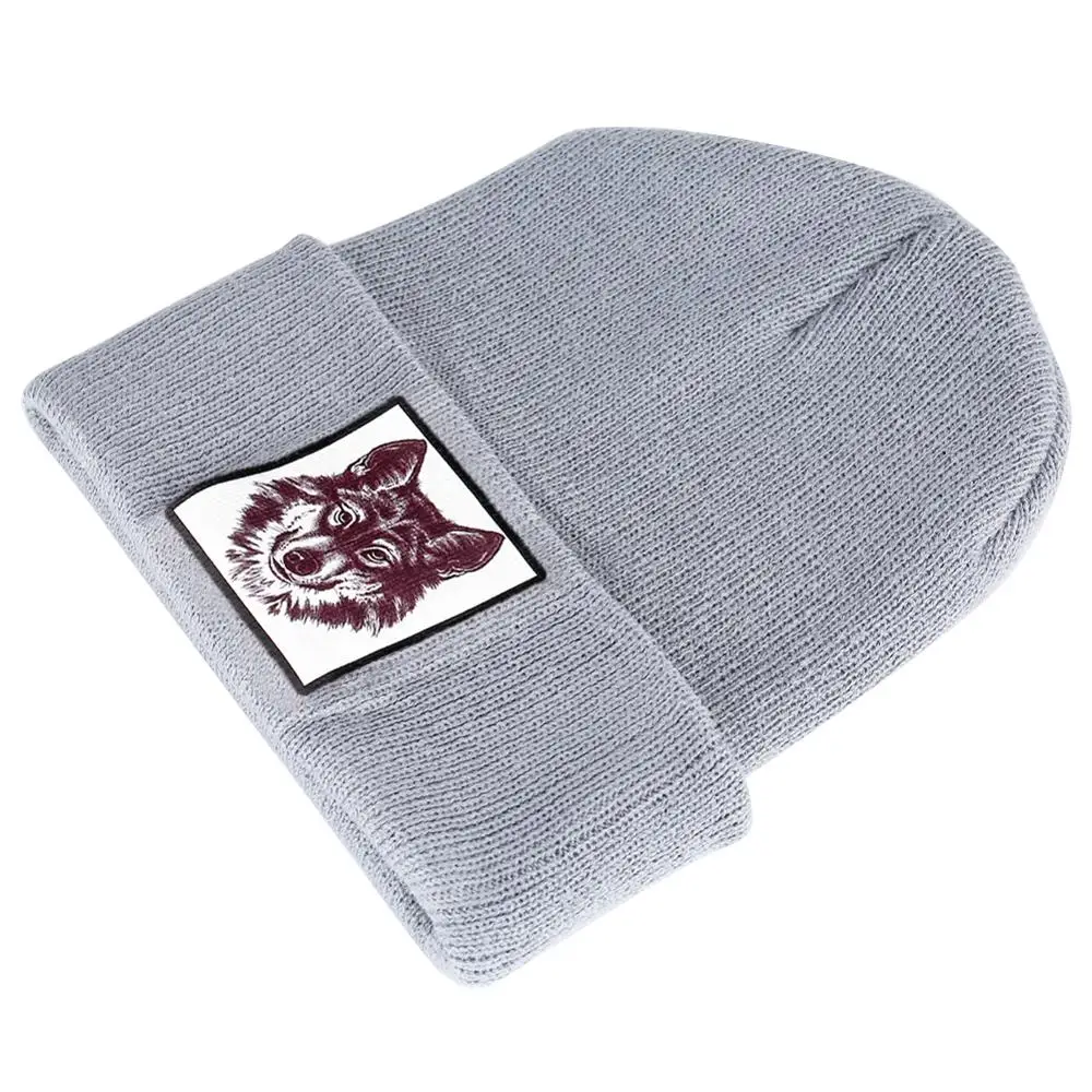 Вязаная шапка с принтом волка логотипом черная серая Красная ребристая зимняя