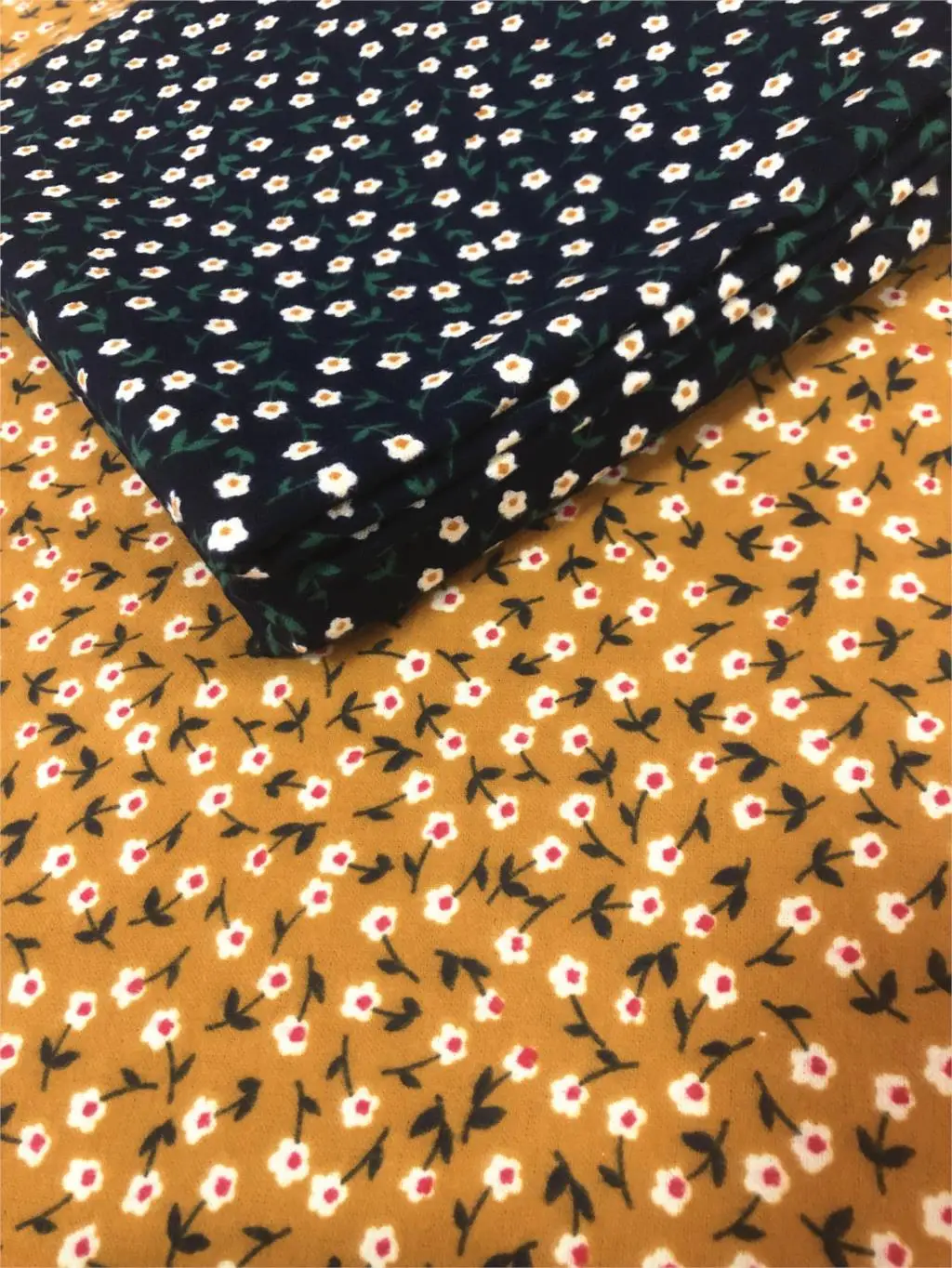 Темно-синяя желтая винтажная ткань с цветочным рисунком хлопковая в ретро стиле