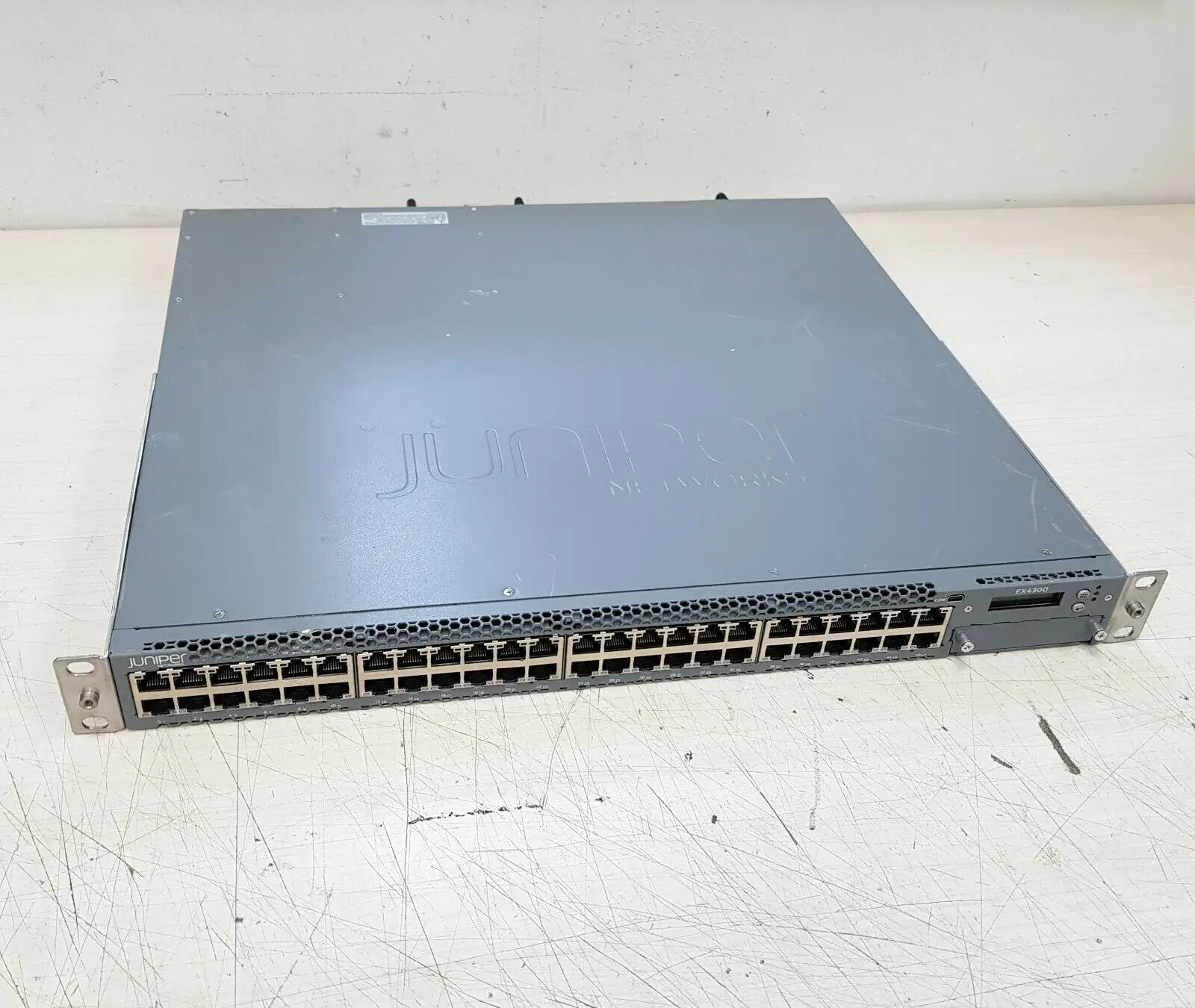 

Juniper EX4300-48T 48-Port RJ45 10/100/1000Base-T переключатель с 2 фотоэлементами