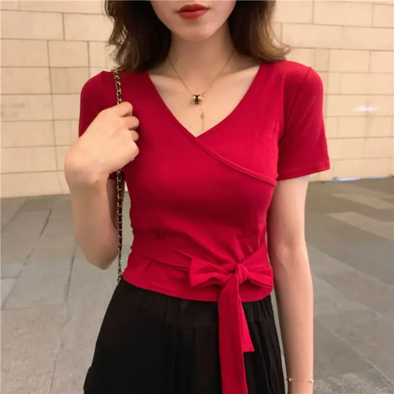 Женская блузка с коротким рукавом однотонная приталенная бантом и V-образным
