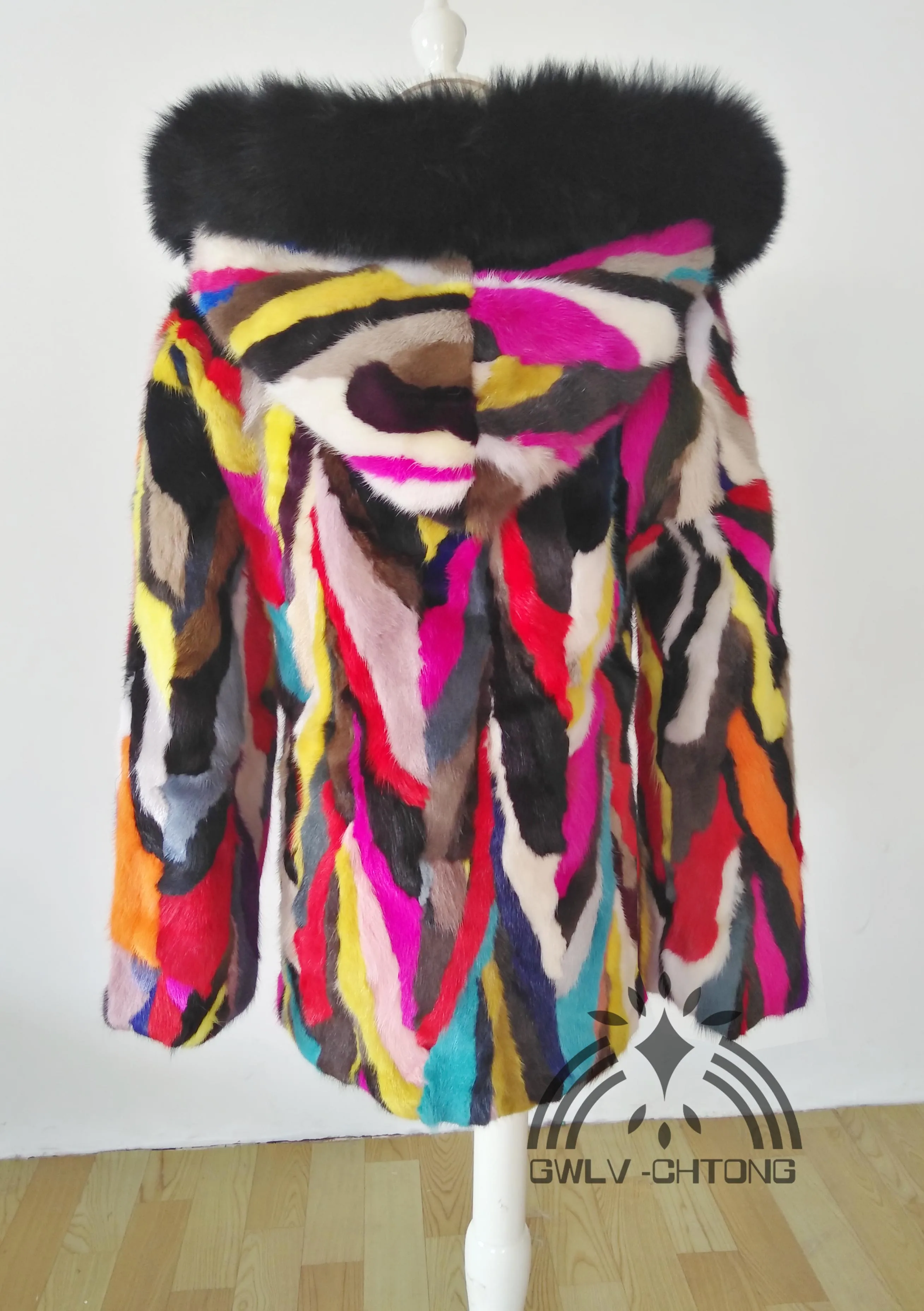 Женская разноцветная шуба из натурального меха норки зимняя с лисьим мехом на