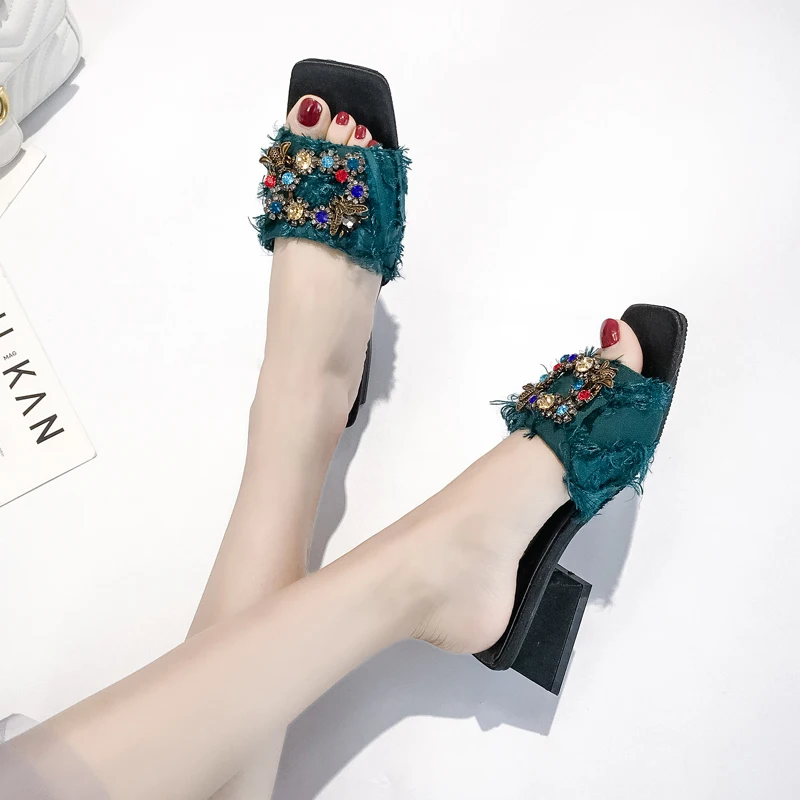 Шлепанцы женские на толстом квадратном каблуке с открытым носком яркие