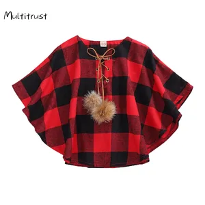 Плащ детский вязаный, осенне-весенний, в клетку, с длинными рукавами и меховыми помпонами