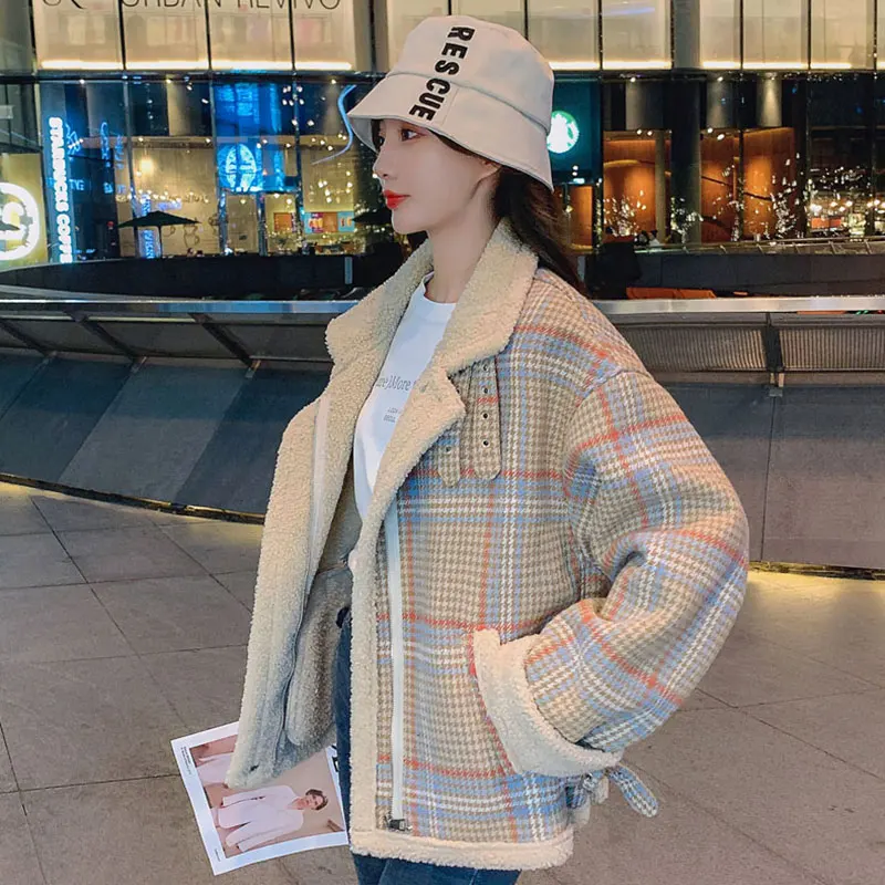 

Женская зимняя куртка из овечьей шерсти, короткая пуховая хлопковая верхняя одежда, повседневная свободная клетчатая куртка в стиле ретро, ...
