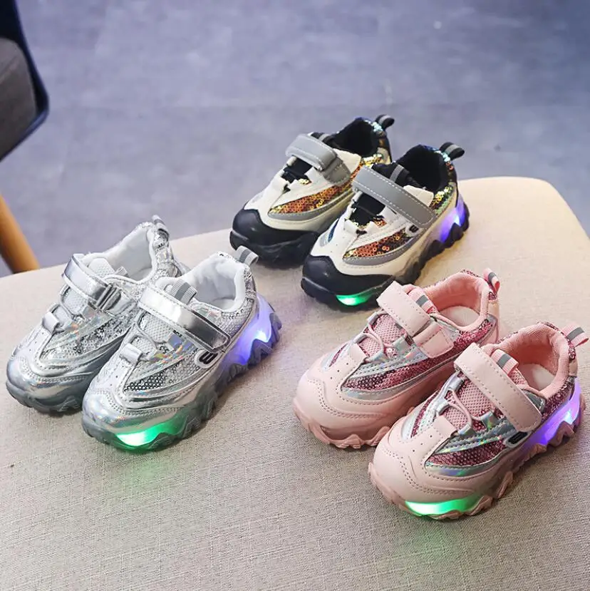 

Children Glowing Sneakers with Light 2020 New LED Luminous Casual Shoes Boys Girls Toddler Breathable Mesh Kids Sports Shoes