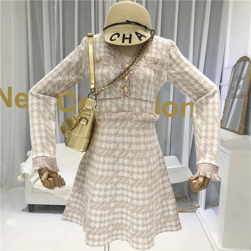 Женское трикотажное платье с V-образным вырезом длинным рукавом и кисточками -