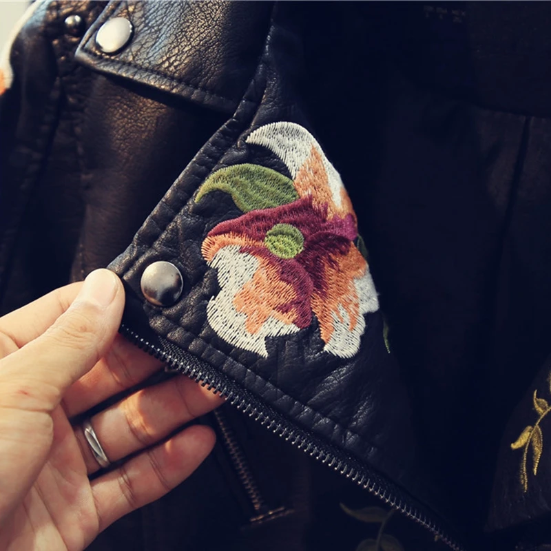 Женская байкерская куртка из искусственной кожи черная на молнии с цветочной