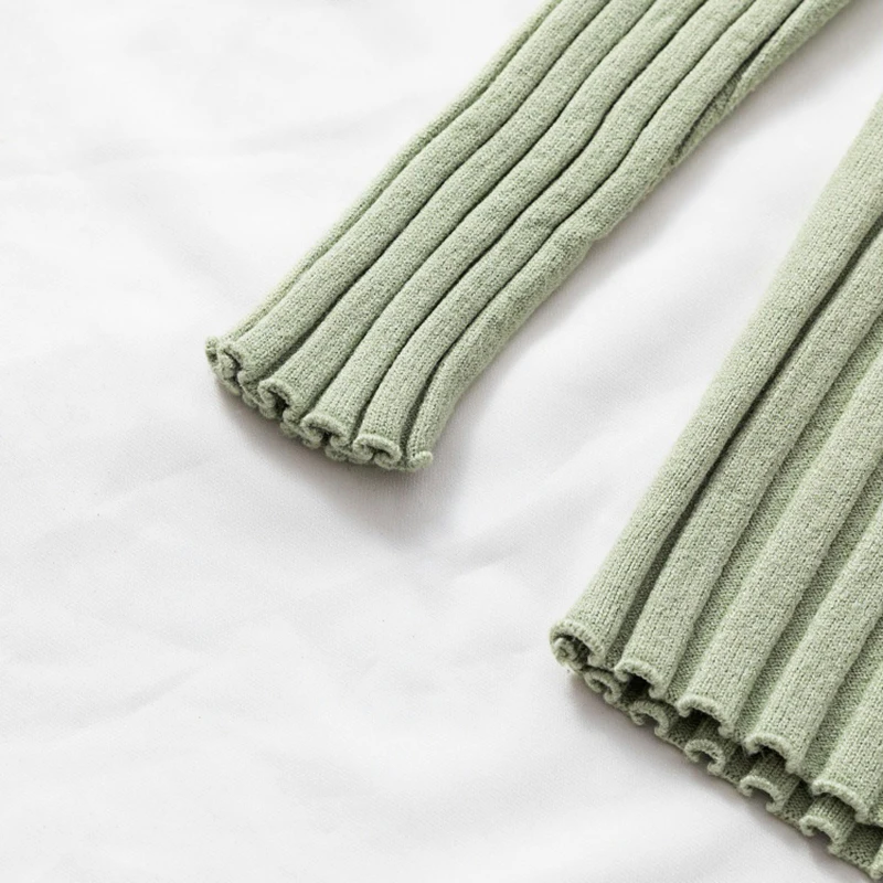 Женский трикотажный свитер-водолазка с длинным рукавом черный однотонный