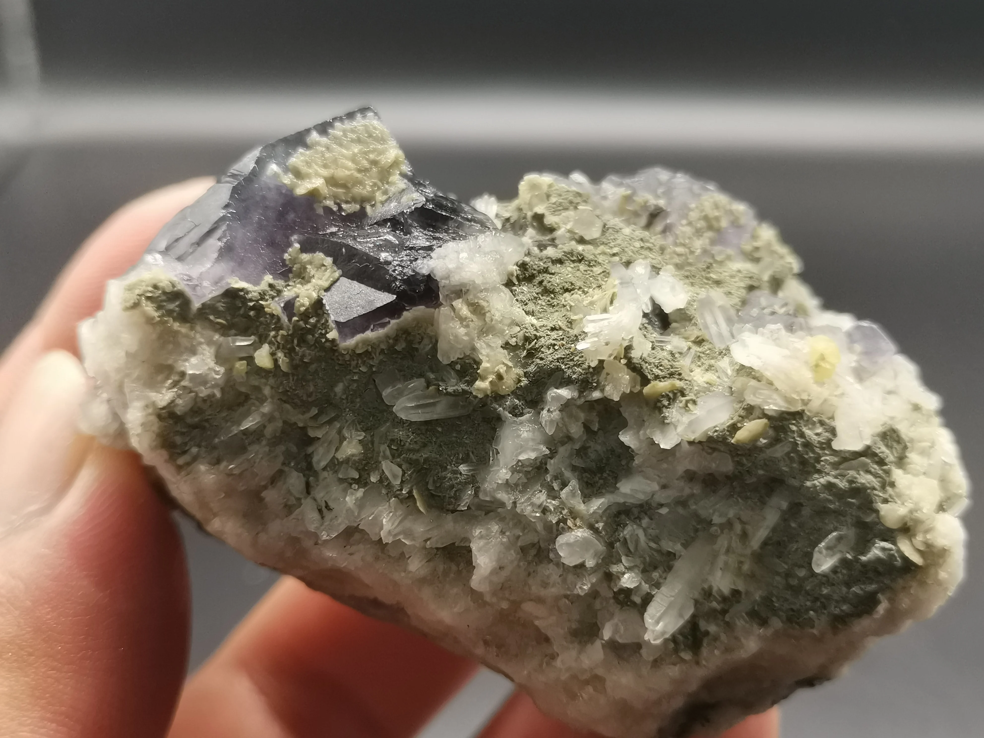 

108.5gNatural dark purple fluorite, crystal mineral specimen