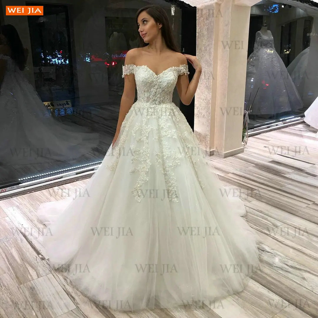 Свадебное платье цвета слоновой кости с открытыми плечами на шнуровке жемчугом