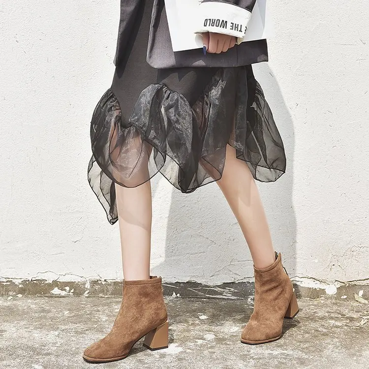 Коричневые фиолетовые черные зимние сапоги на высоком каблуке женские ботильоны