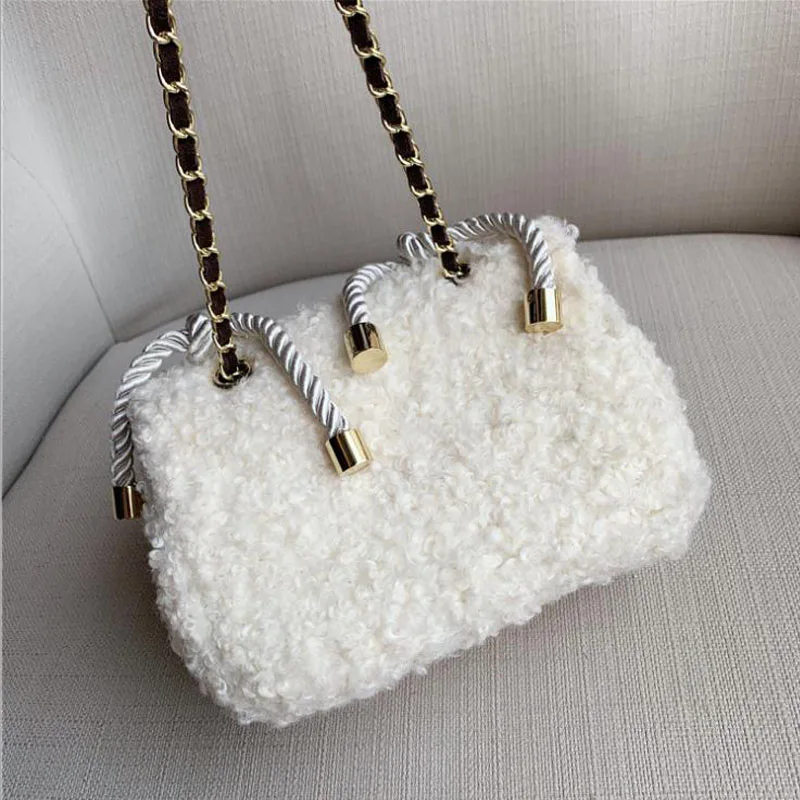 Шерстяная зимняя сумка женская через плечо мини с большой жемчужной ручкой