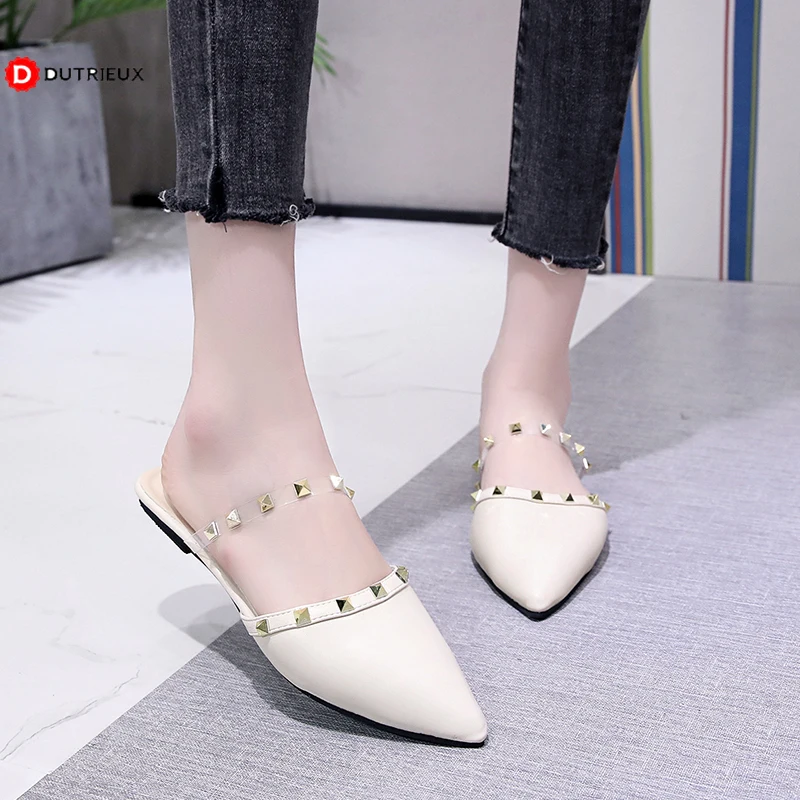 Белые женские сандалии без задника на плоской подошве модная обувь с заклепками