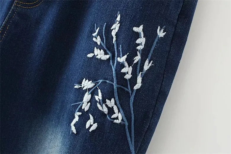 Джинсы женские с цветочной вышивкой средней посадки батальных размеров весна