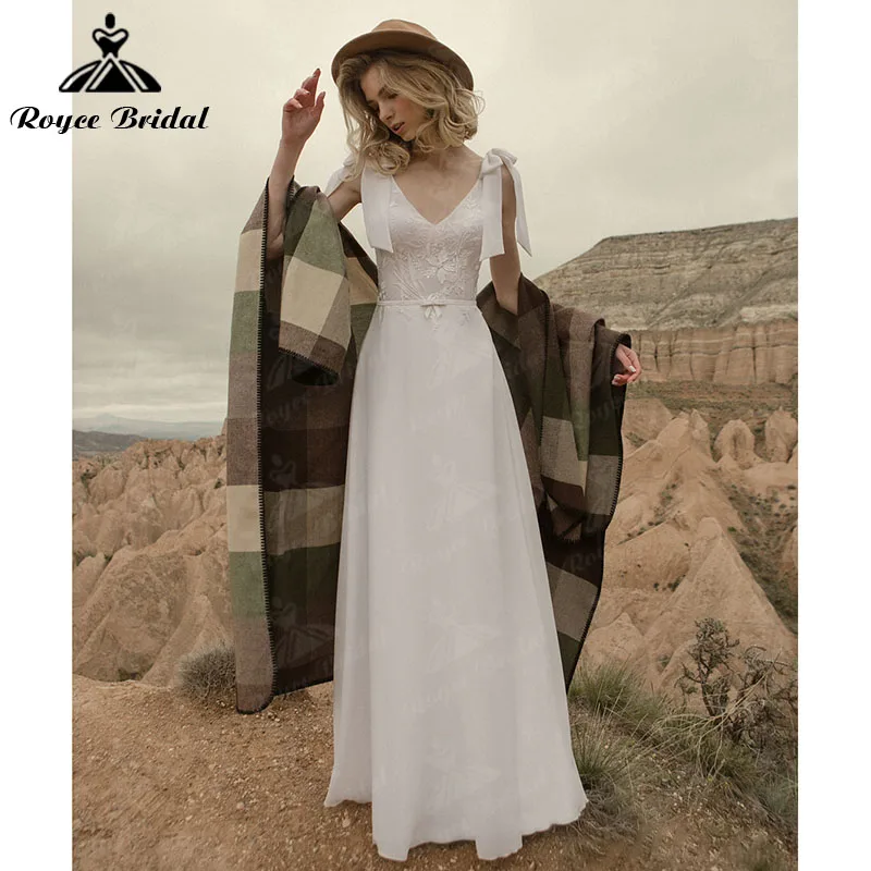 

2022 Newest Charming Boho A Line Wedding Dresses with Bow Beach Sleeveless Lace V Neck Satin Backless Floor-Length Roycebridal