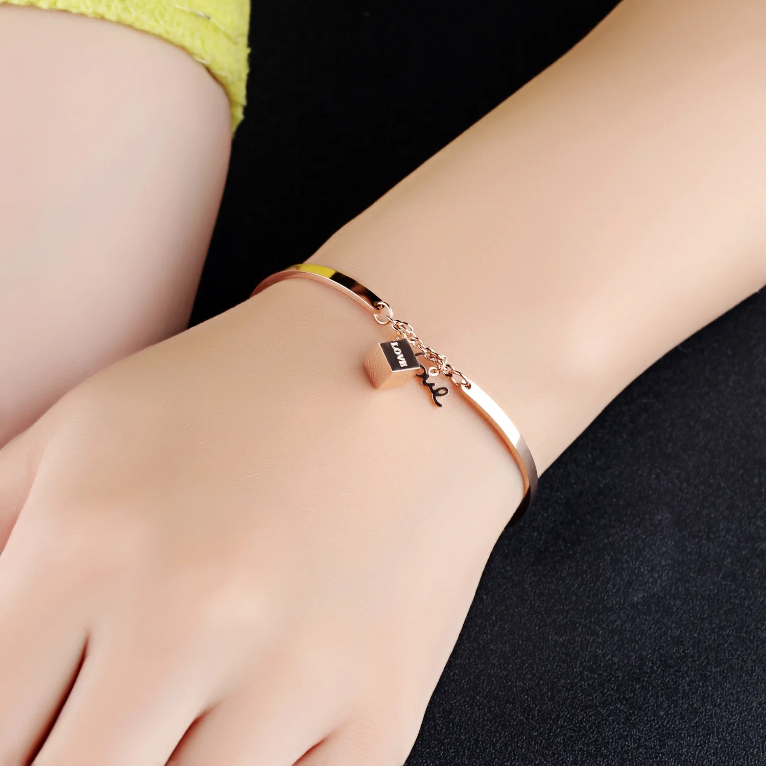 

V-475 Amazon AliExpress Hot Sale Titanium Steel Rose Gold Plated Geometric Square Pendant Bracelet
