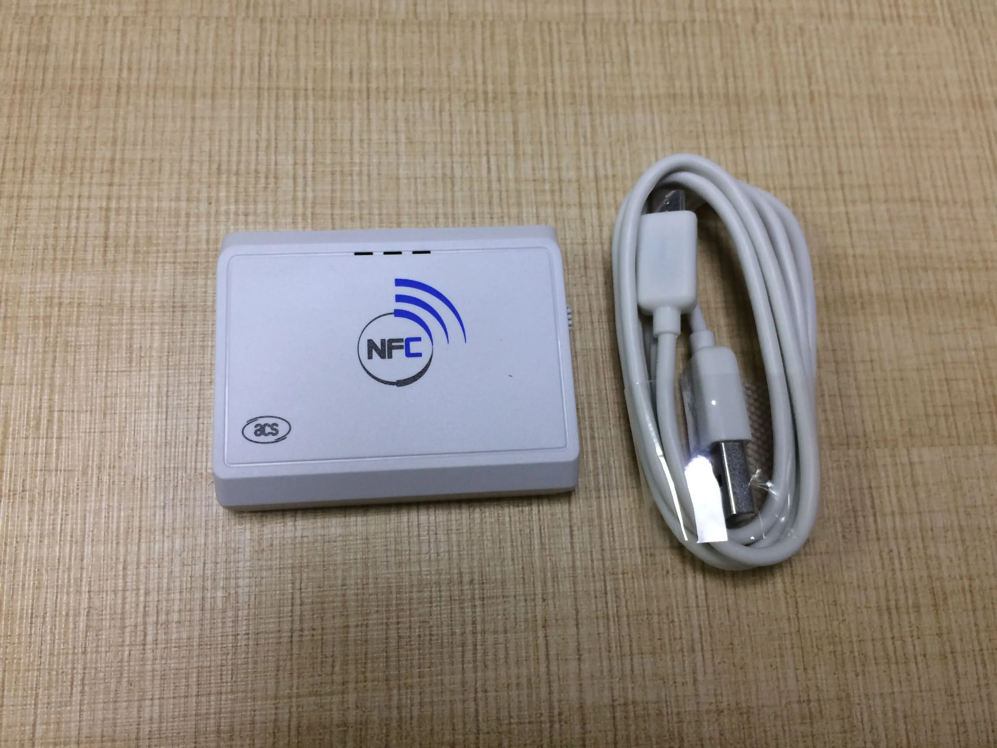 

White Bluetooth 13.56MHZ NFC Smart Card Reader Writer Contactless Card Reading Terminal Use To Connect Mobile Phone ACR1311U