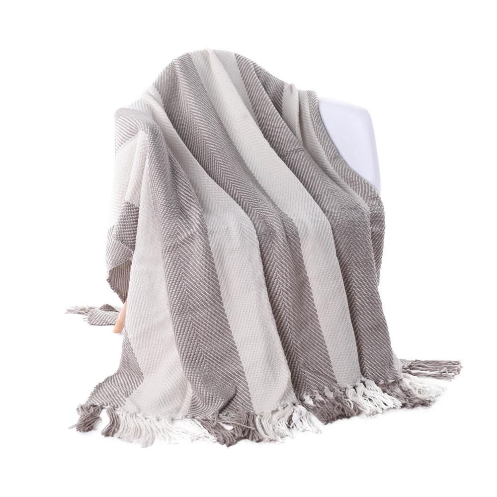 Простое и элегантное вязаное покрывало Battilo в полоску с кисточками для дивана