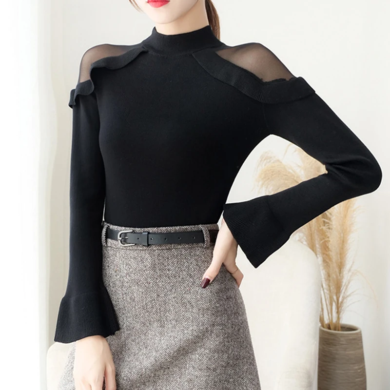 Женский свитер с расклешенным рукавом облегающий открытыми плечами и высоким