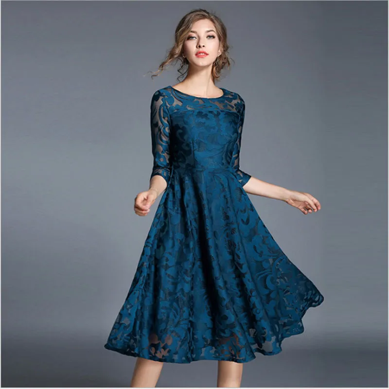 Женское кружевное платье с цветочным принтом черное облегающее большого размера