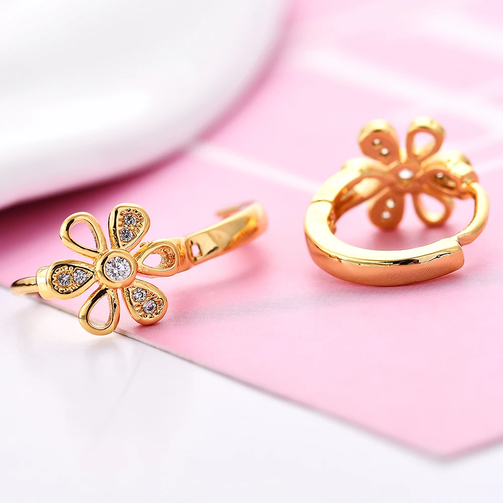 Золотистые серьги с кубическим цирконием и цветами маленькие кольца