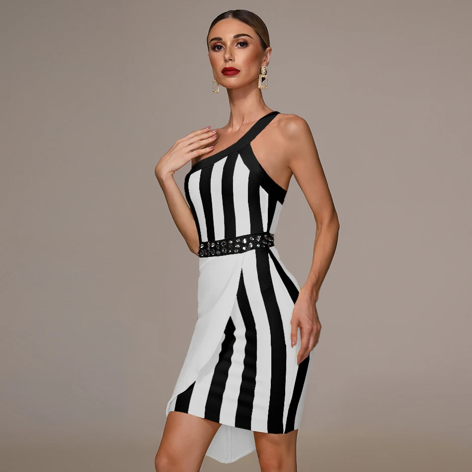 Новинка лета 2021 платье на одно плечо необычное Бандажное с бусинами без бретелек