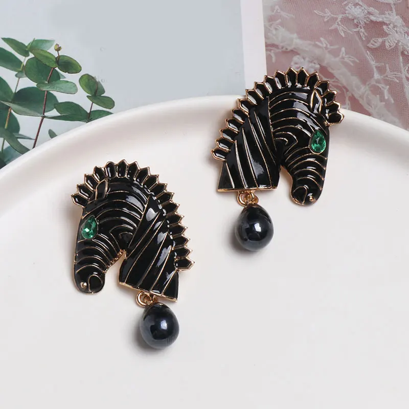 

Fashion Zebra Head Shape Drop Earrings Women Black/White Color Animal Earring for Cocktail Party Female Statement Jewelry