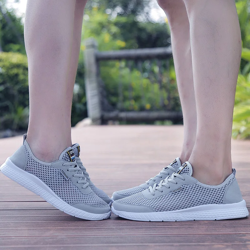 

New large size couple sports running shoes, breathable mesh, soft rubber sole, non-slip wear-resistant, large size men's shoes