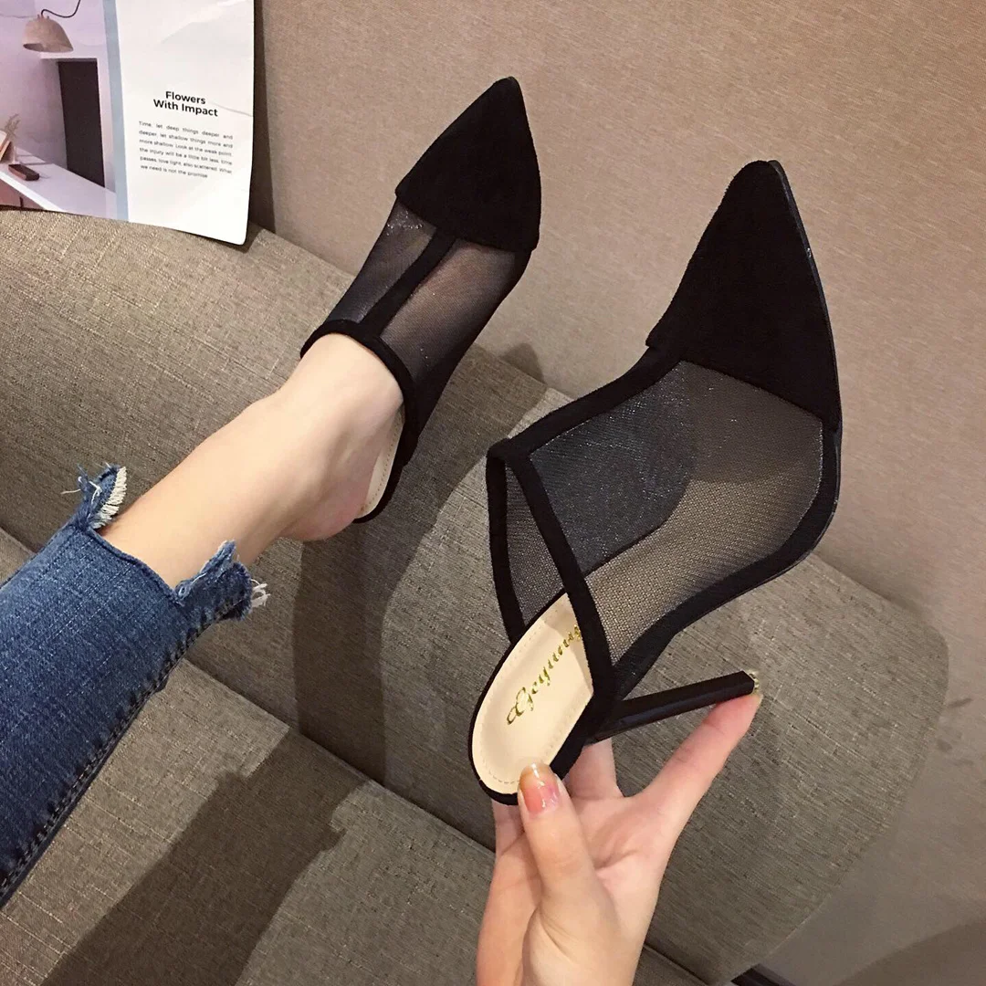 Летние новые привлекательные черные туфли с острым носком на высоком