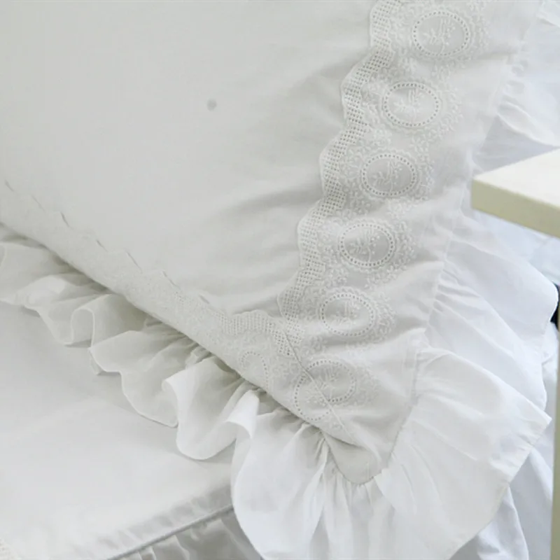 Роскошный чехол для подушки из 2 предметов белый кружевной с вышивкой и оборками