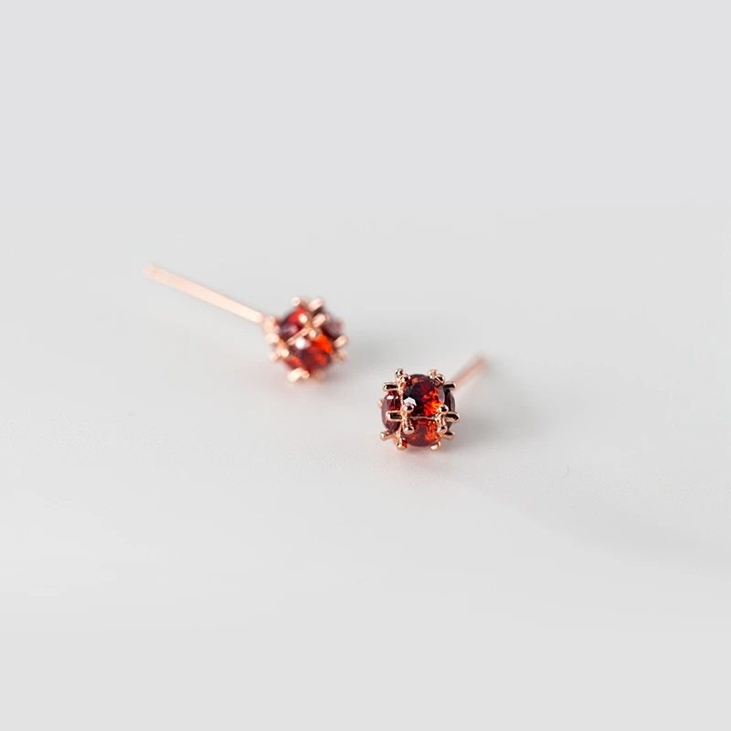 

Женские серьги-гвоздики из серебра 925 пробы, с красным кристаллом