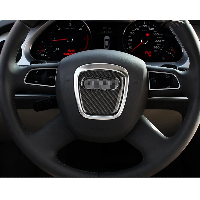 Реальные углеродного волокна рулевого колеса автомобиля с логотипом в центре
