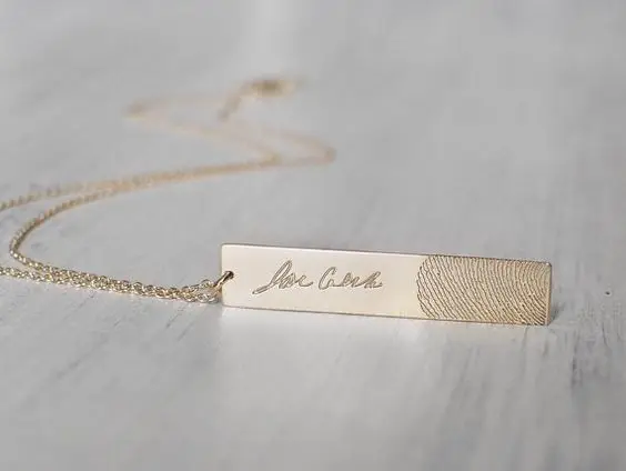 

PLAQUE FINGERPRINT AND PATTERNED LADY NECKLACE