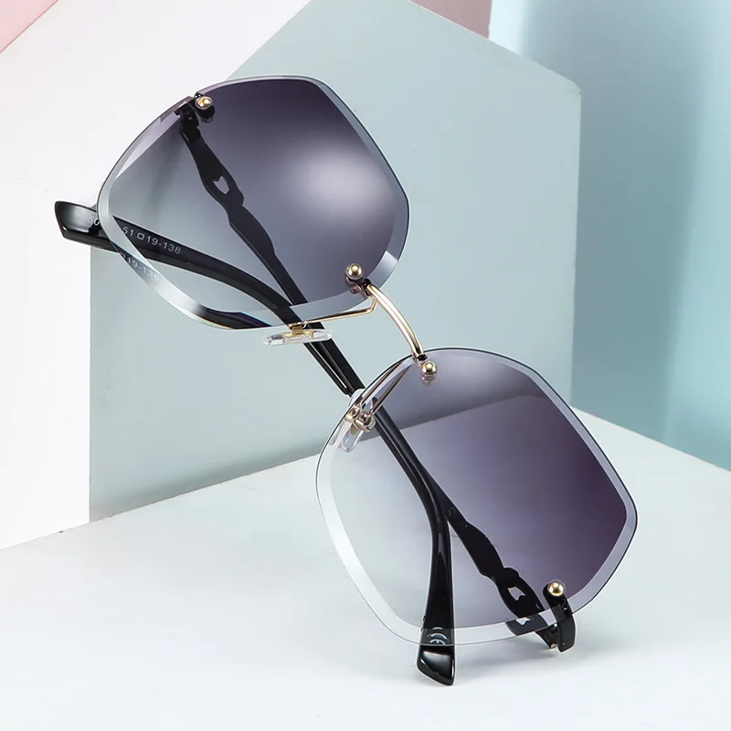 

Women's Square Cut-edge Sunglasses Fashion Glass Legs Sunglasses