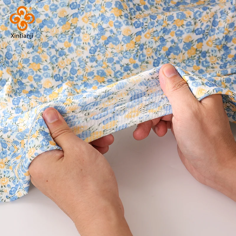 Фиолетовая цветочная ткань в рубчик с принтом стрейчевая подходит для шитья