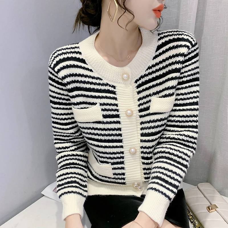 

Ретро Дикий вязаный кардиган 2021 осень новый дизайн жемчужная Пряжка полосатый свитер для похудения корейская мода женская одежда