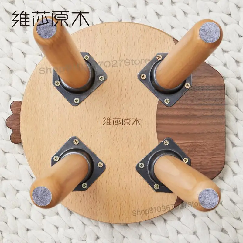 Маленький стул из массива дерева: современный творческий карикатурный низкий северный минималистический домашний стул для детской комнаты.