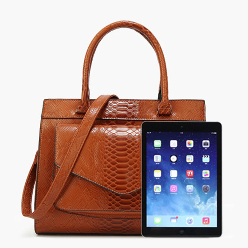 Винтажная женская сумка из змеиной кожи коричневая мессенджер на плечо модная