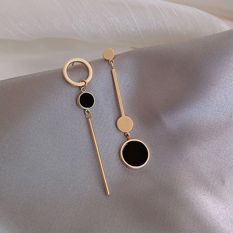 

Asymmetric Korean Style Popular Design Long Earrings Hollow Circle Metal Ball boucles d'oreilles pendantes